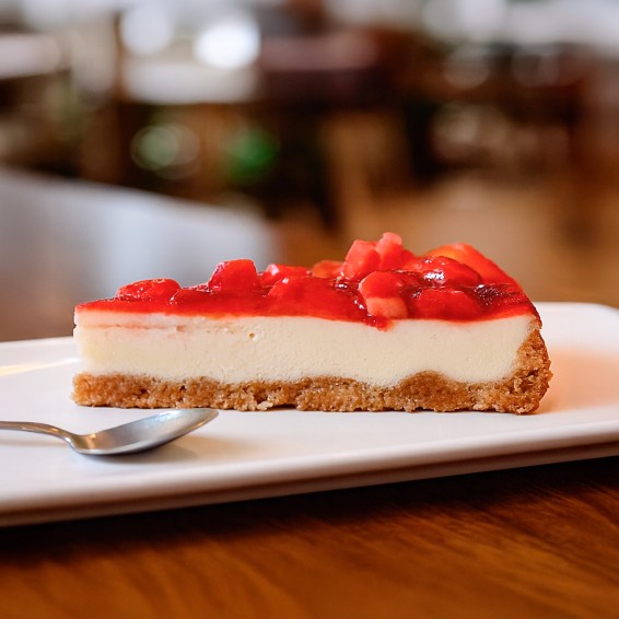 Cheesecake de Fresa 1600grs. 1ud. 14 Porciones. Precortada.