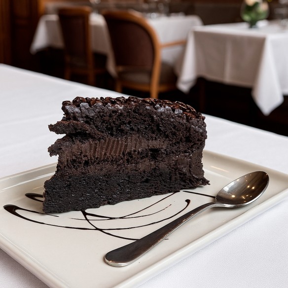 Tarta Muerte por Chocolate 2.350grs. 1ud. 18 porciones. Precortado.