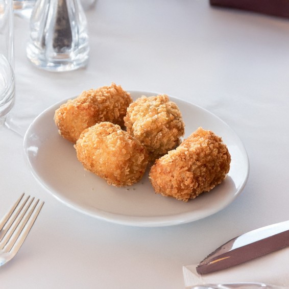 Croqueta Gorgonzola con Confitura de Pera y Nueces 35grs. 112uds. 4kgs.