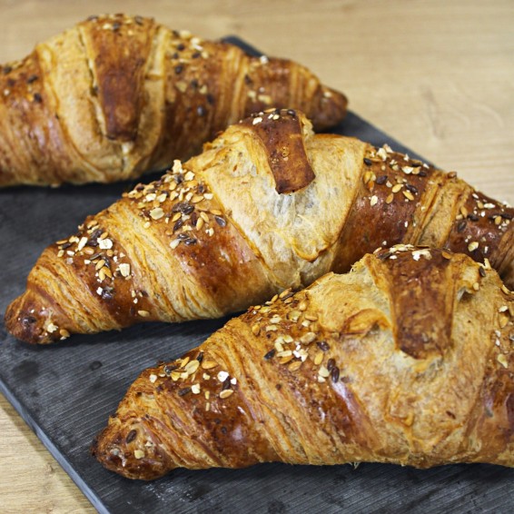 Croissant Multicereales 20% Mantequilla. Fermentado. 80grs. 80uds.