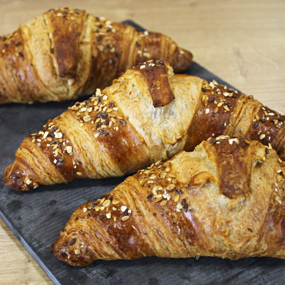 Croissant Multicereales 20% Mantequilla. Fermentado. 80grs. 80uds.