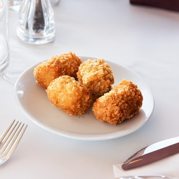 Croqueta Gorgonzola con Confitura de Pera y Nueces 35grs. 112uds. 4kgs.